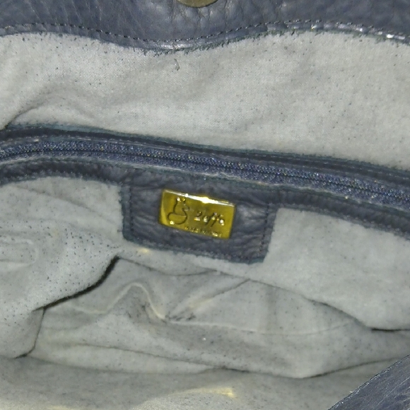 Elegant Black Handbag with Gold Accents - Picture 3 of 4